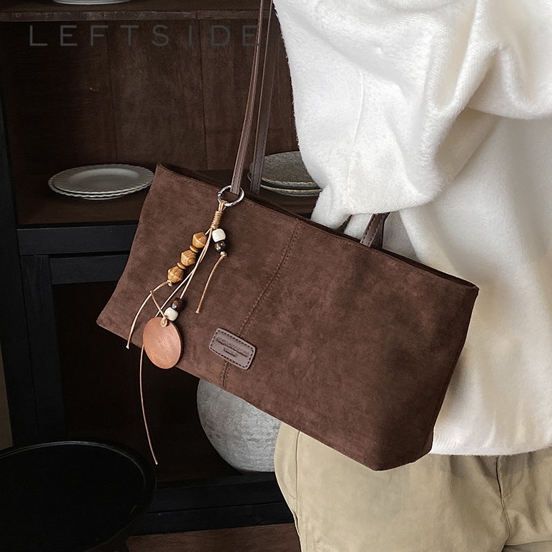 LEFTSIDE Retro Suede Shoulder  - Luxury Bags Of 2026 recension och pris